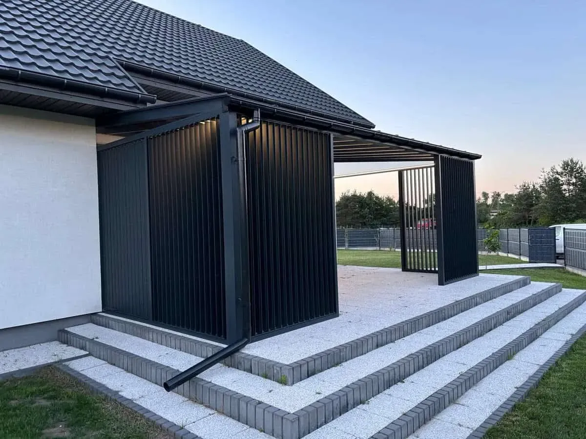 Pergola se slunolamy v bocích konstrukce – realizace Flowgarden – zvětšený pohled