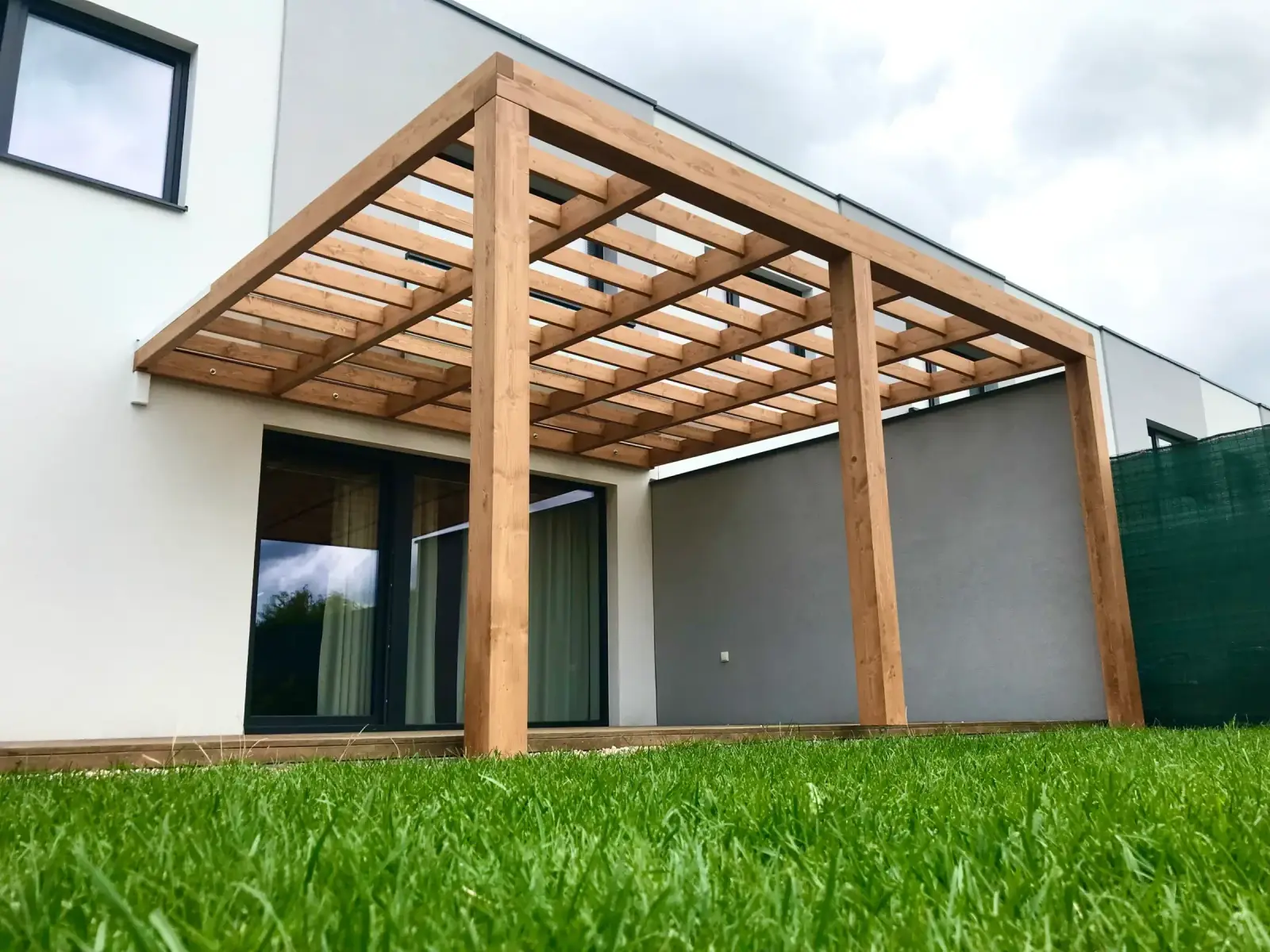 Hliníková pergola s bočním stíněním – realizace Flowgarden