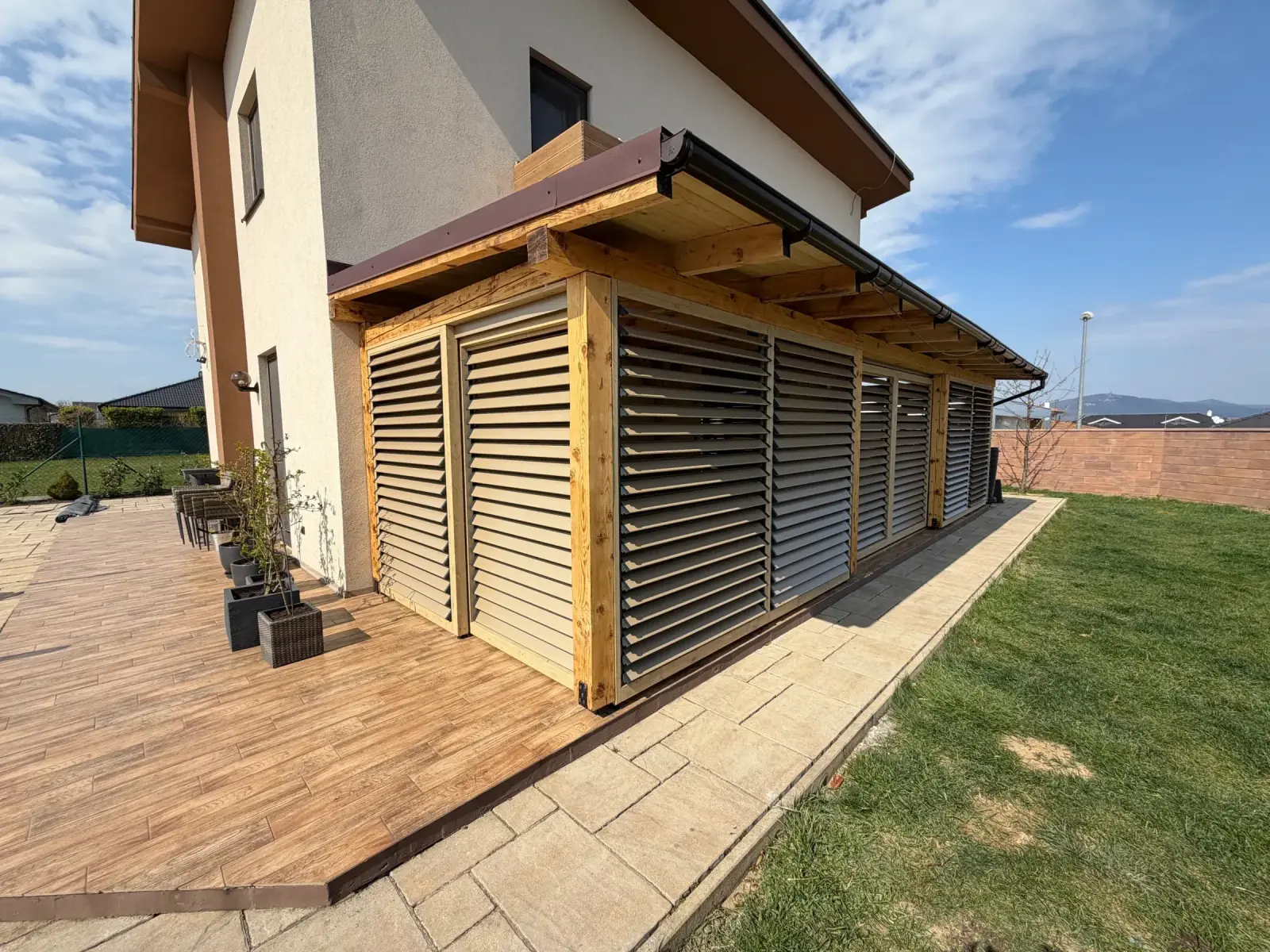 Dřevěný rám BSH s hliníkovými otočnými lamelami – detail konstrukce