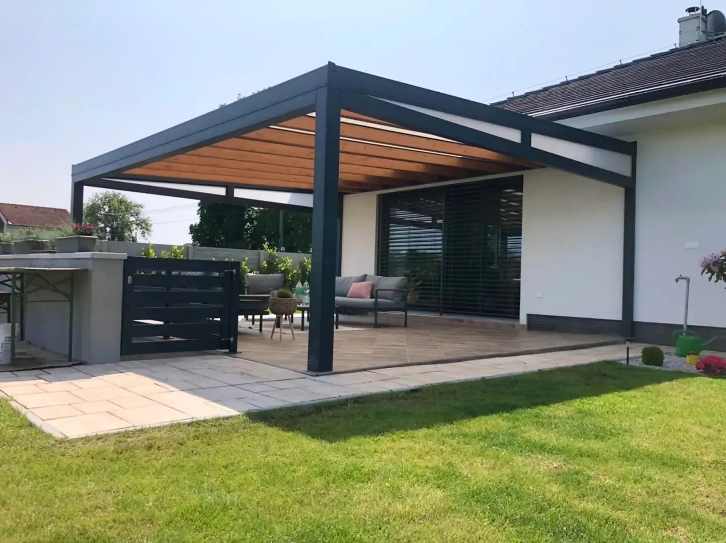 Hliníková pergola v antracitovém odstínu RAL 7016 – realizace Flowgarden