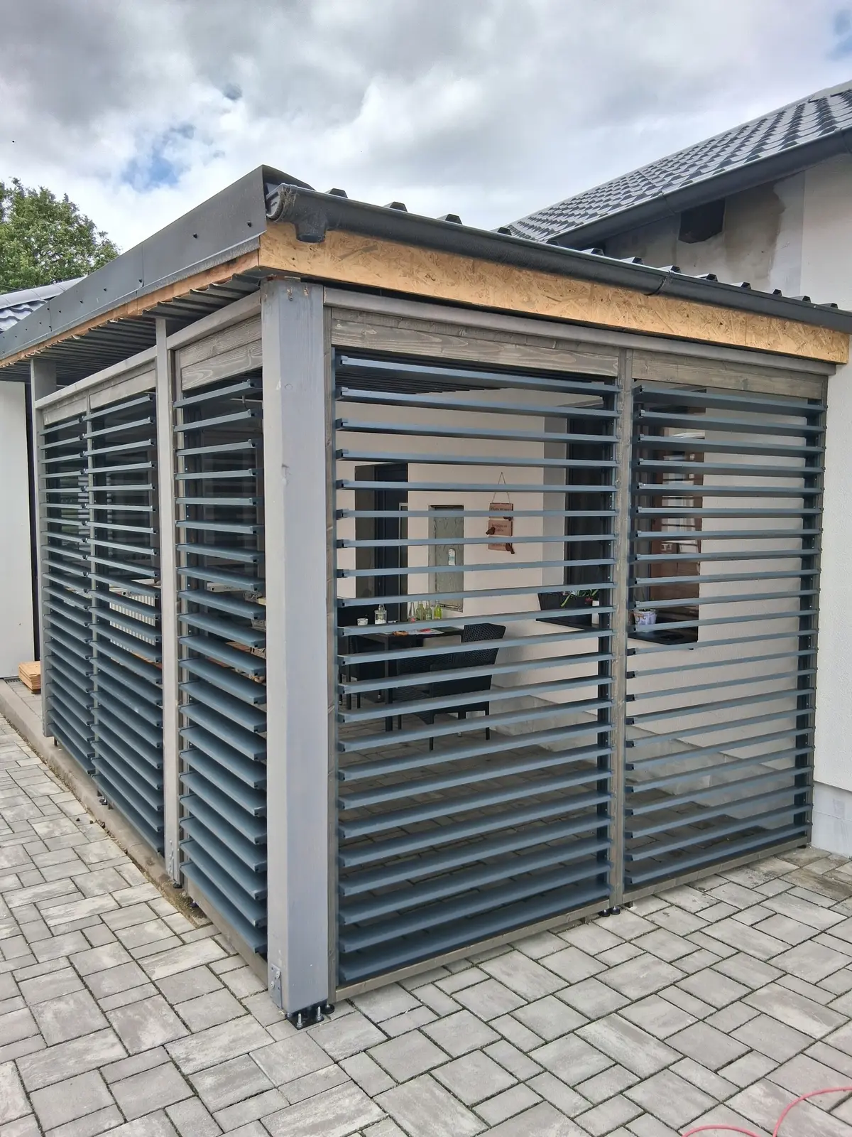 Dřevěný rám – hliníkové lamely – realizace Flowgarden, fotka 4 z 75