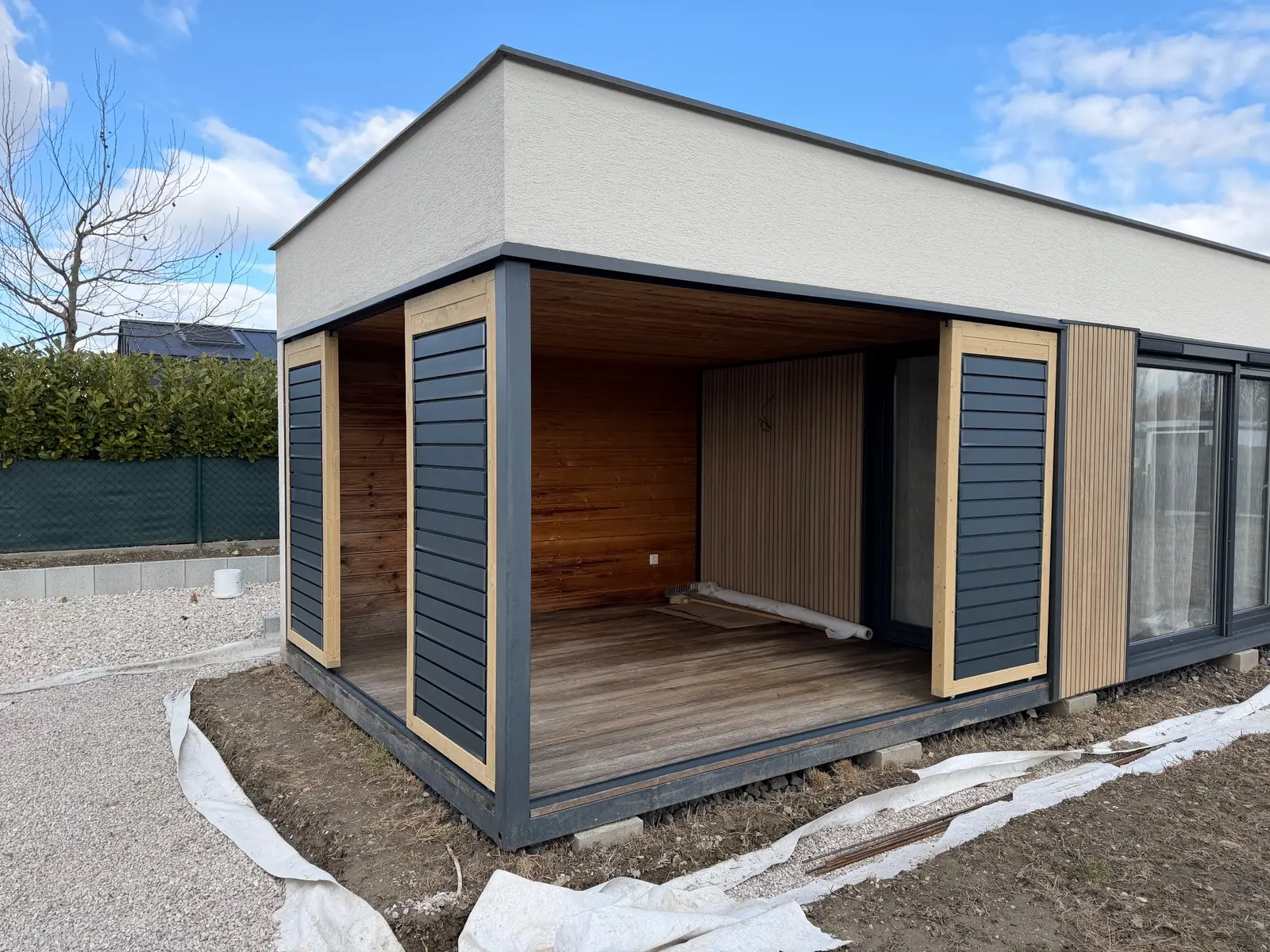 Dřevěný rám – hliníkové lamely – realizace Flowgarden, fotka 12 z 75
