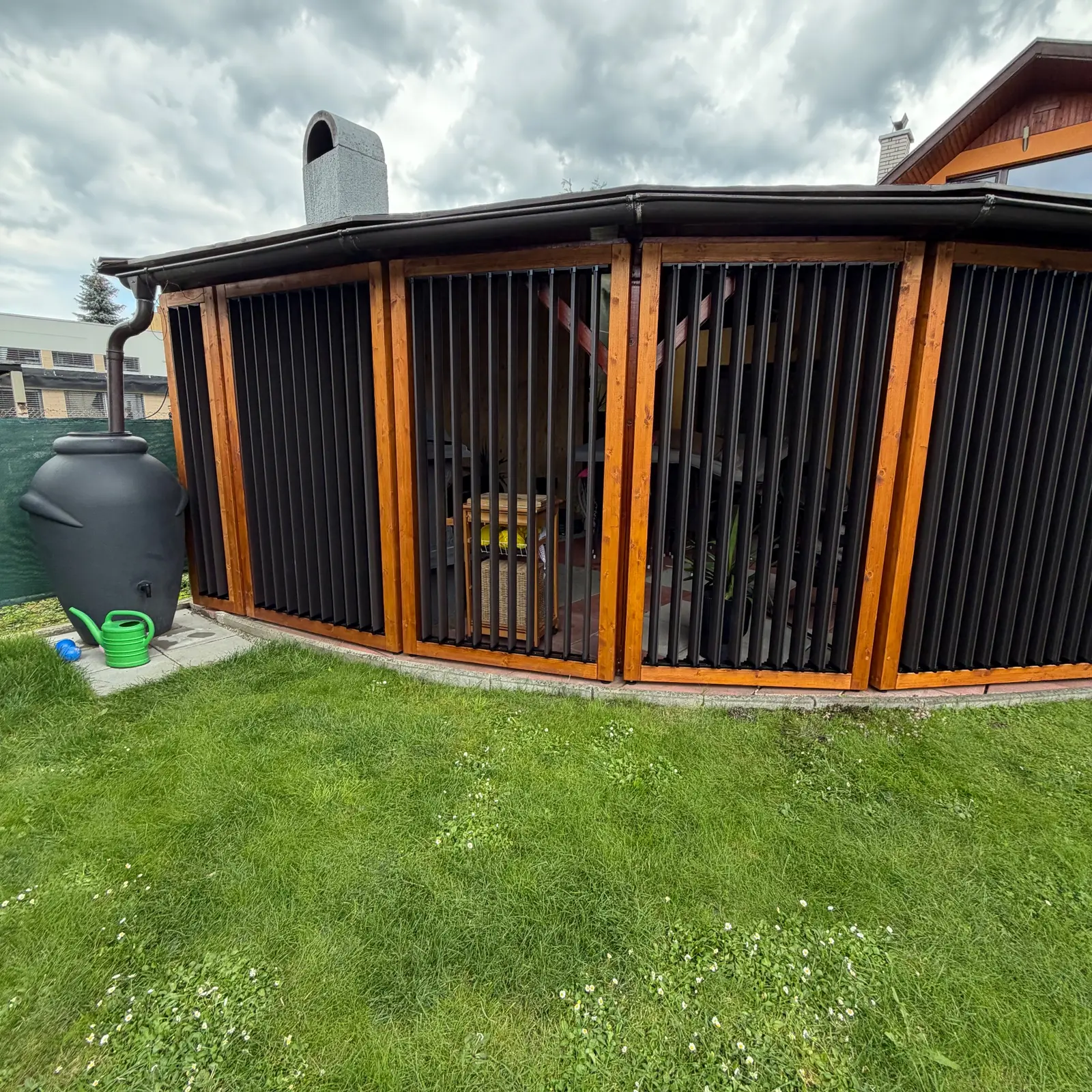 Dřevěný rám – hliníkové lamely – realizace Flowgarden, fotka 20 z 75