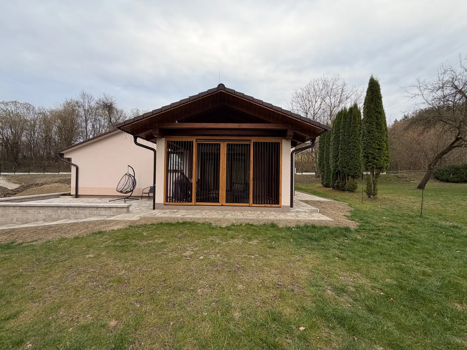 Dřevěný rám – hliníkové lamely – realizace Flowgarden, fotka 22 z 75