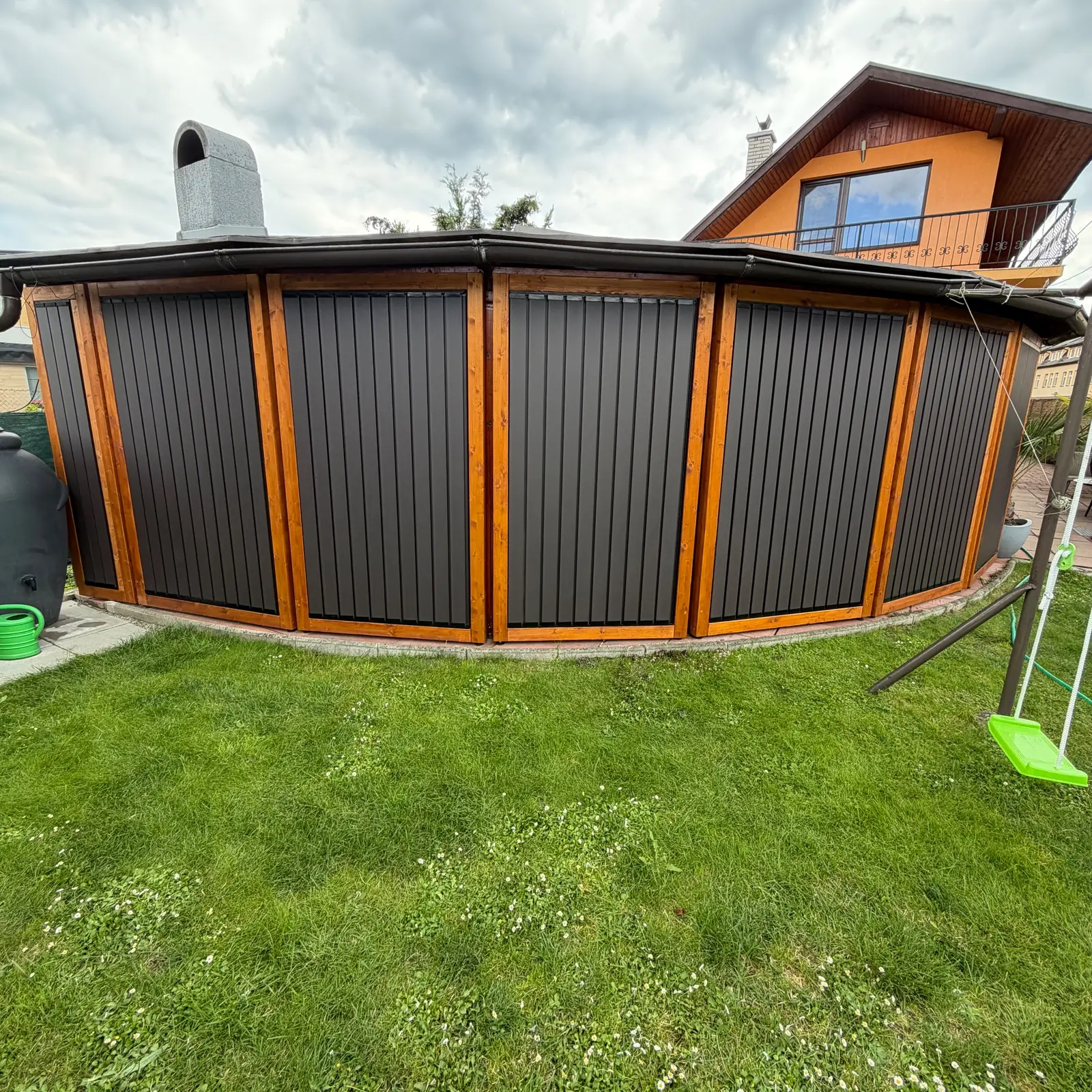 Dřevěný rám – hliníkové lamely – realizace Flowgarden, fotka 24 z 75