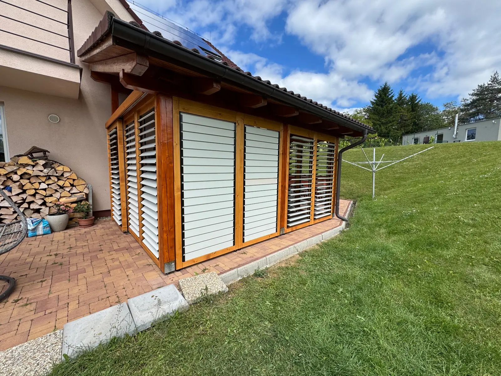 Dřevěný rám – hliníkové lamely – realizace Flowgarden, fotka 37 z 75