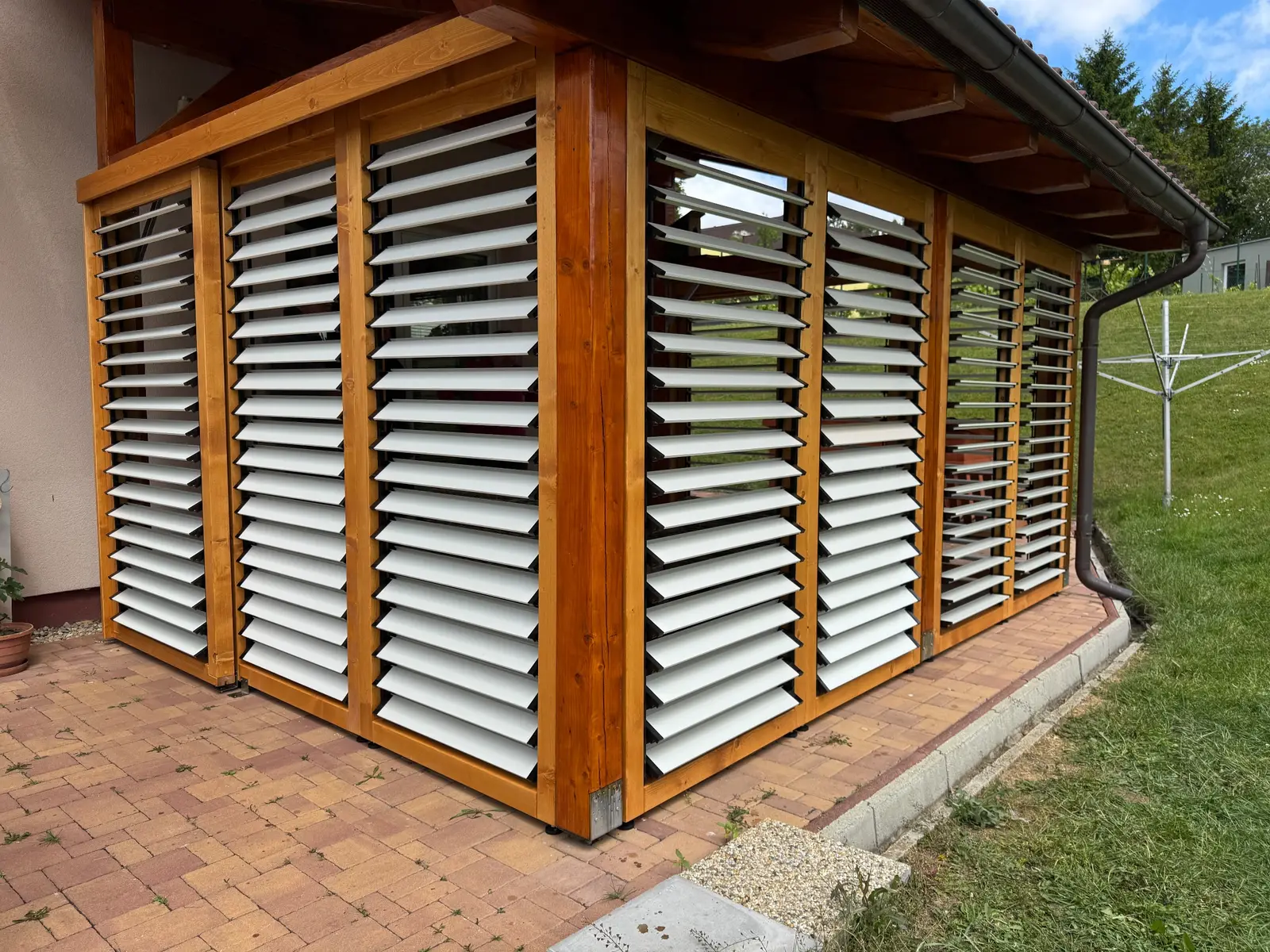 Dřevěný rám – hliníkové lamely – realizace Flowgarden, fotka 38 z 75