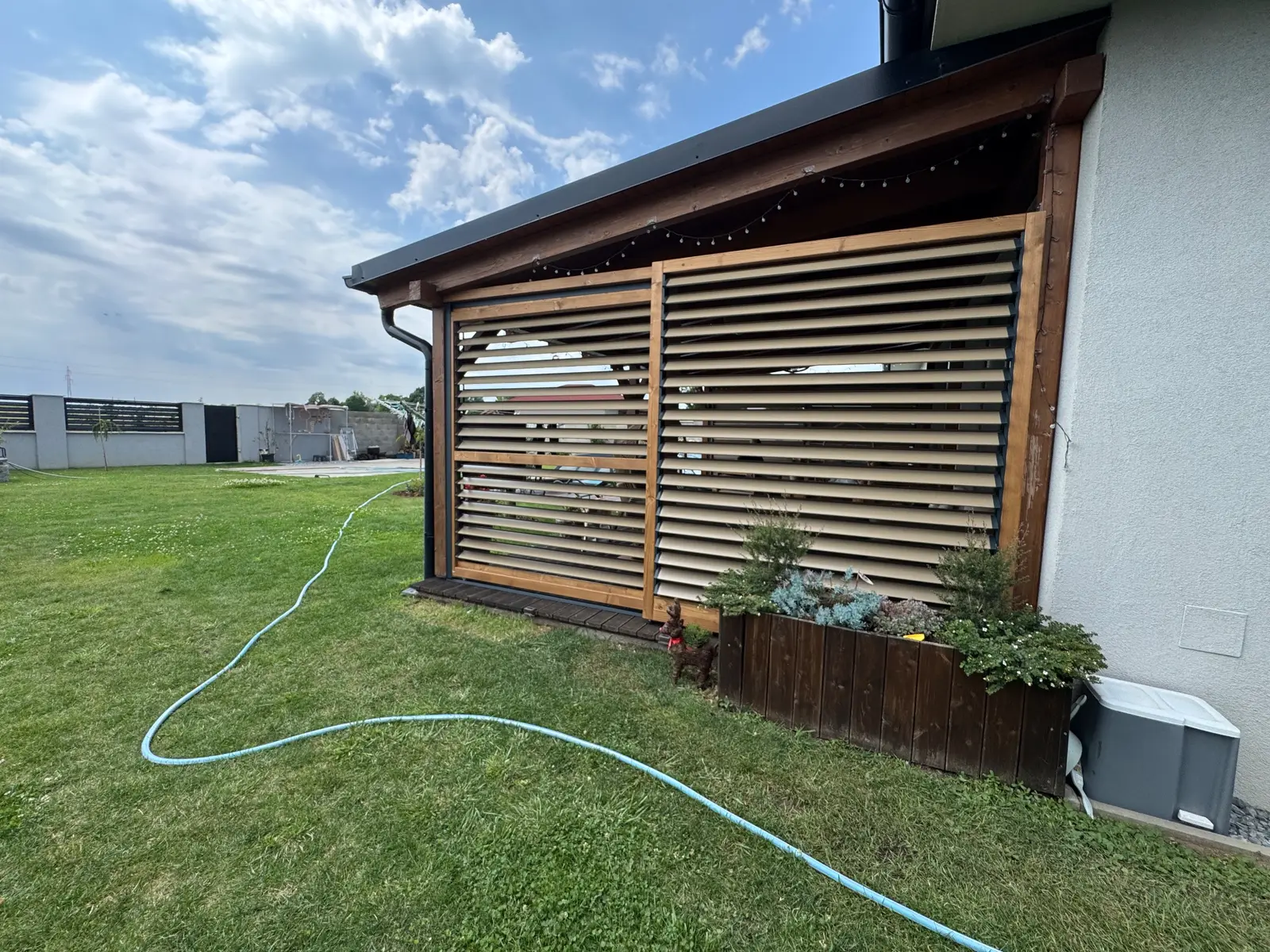 Dřevěný rám – hliníkové lamely – realizace Flowgarden, fotka 43 z 75