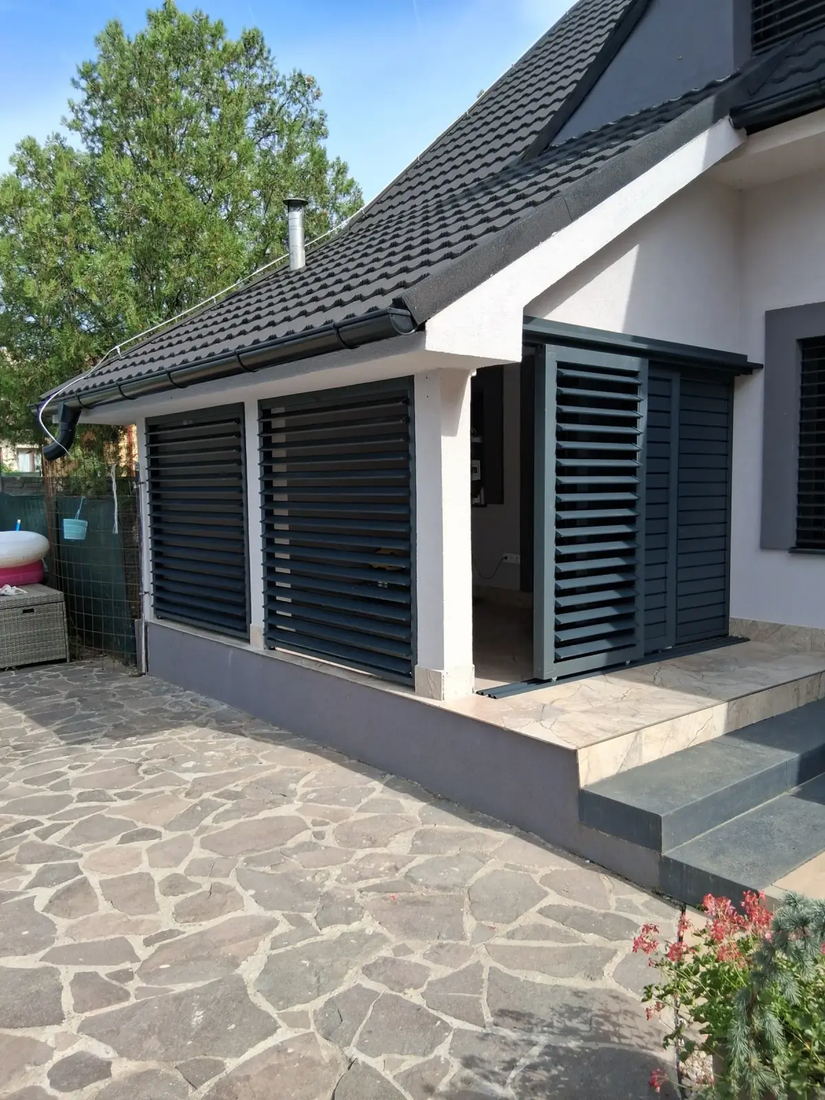 Dřevěný rám – hliníkové lamely – realizace Flowgarden, fotka 45 z 75