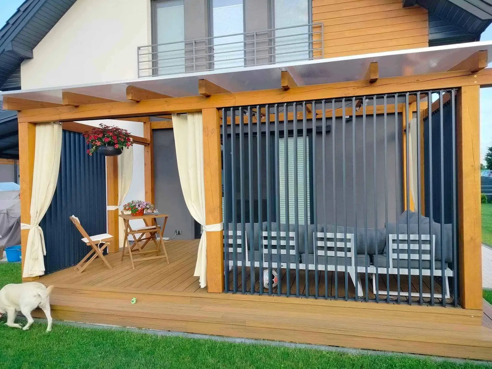 Dřevěný rám – hliníkové lamely – realizace Flowgarden, fotka 46 z 75