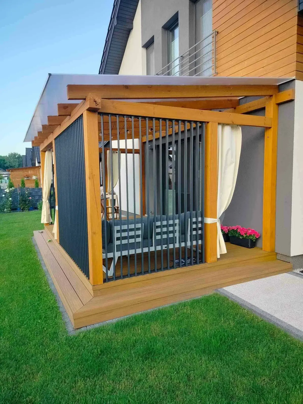 Dřevěný rám – hliníkové lamely – realizace Flowgarden, fotka 47 z 75