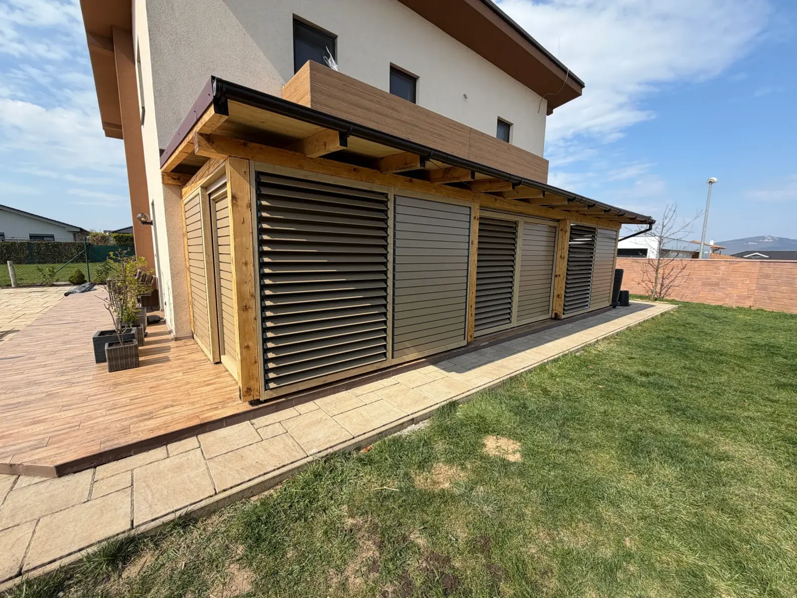 Dřevěný rám – hliníkové lamely – realizace Flowgarden, fotka 51 z 75