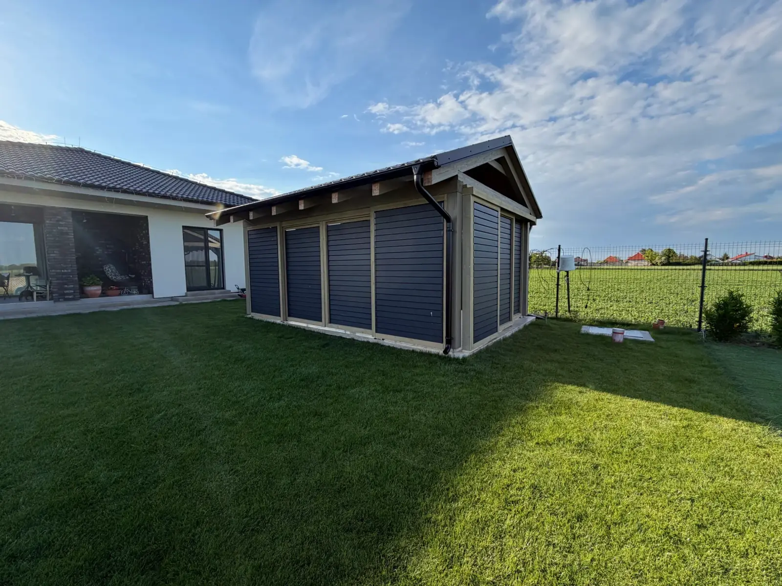 Dřevěný rám – hliníkové lamely – realizace Flowgarden, fotka 54 z 75