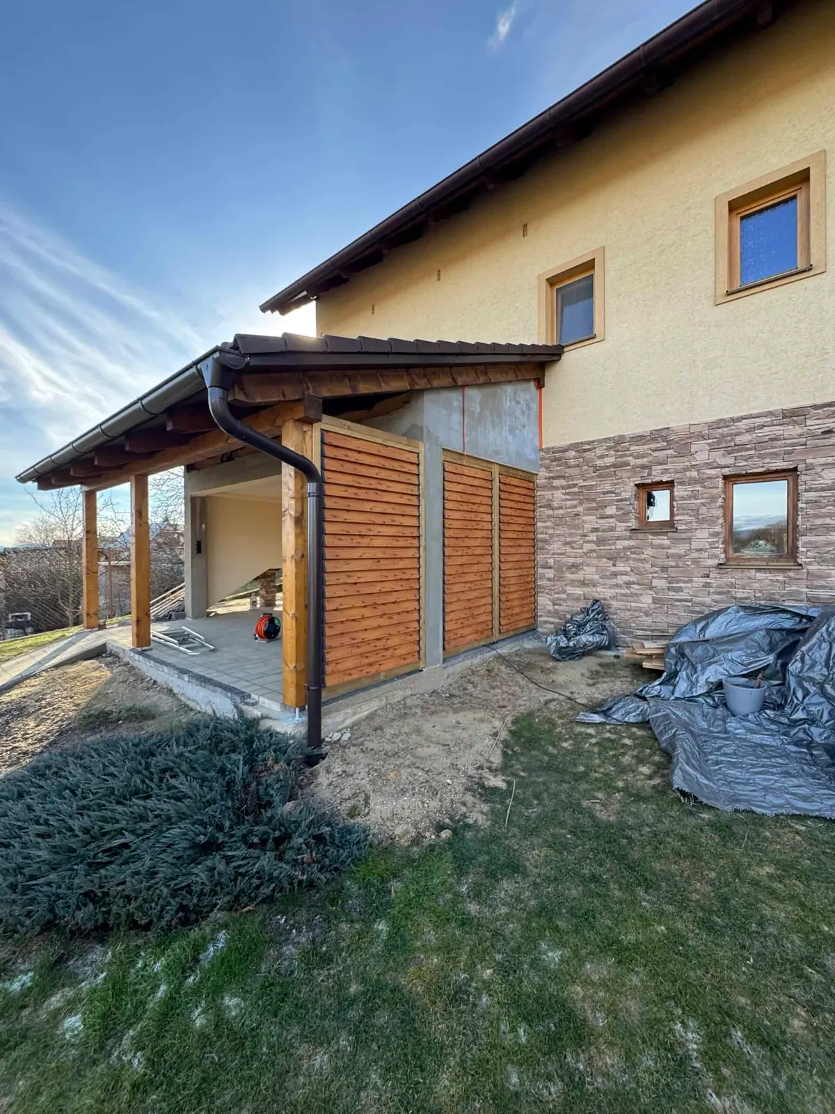 Dřevěný rám – hliníkové lamely – realizace Flowgarden, fotka 67 z 75