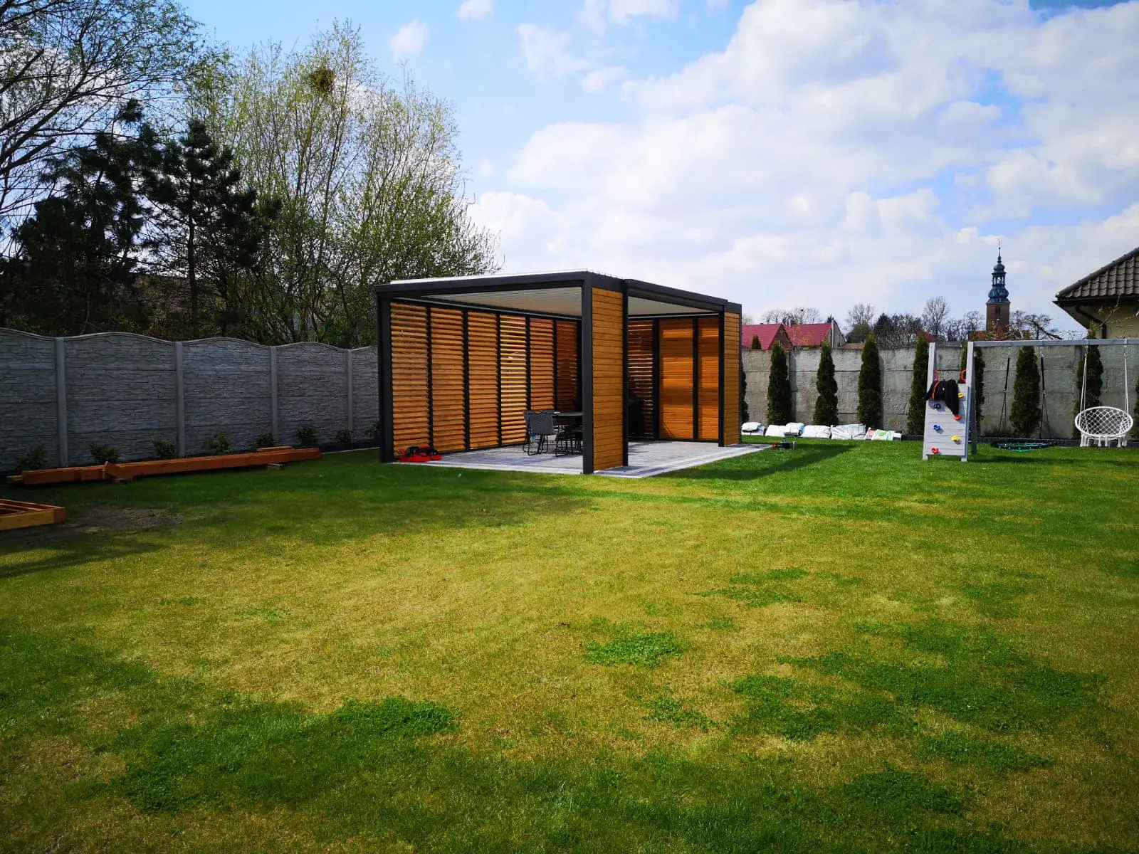 Hliníkový rám – dřevěné lamely – realizace Flowgarden, fotka 5 z 50