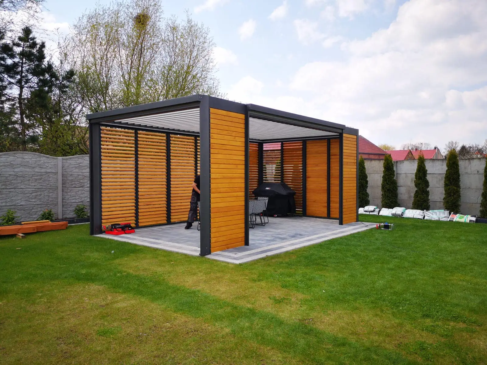 Hliníkový rám – dřevěné lamely – realizace Flowgarden, fotka 9 z 50