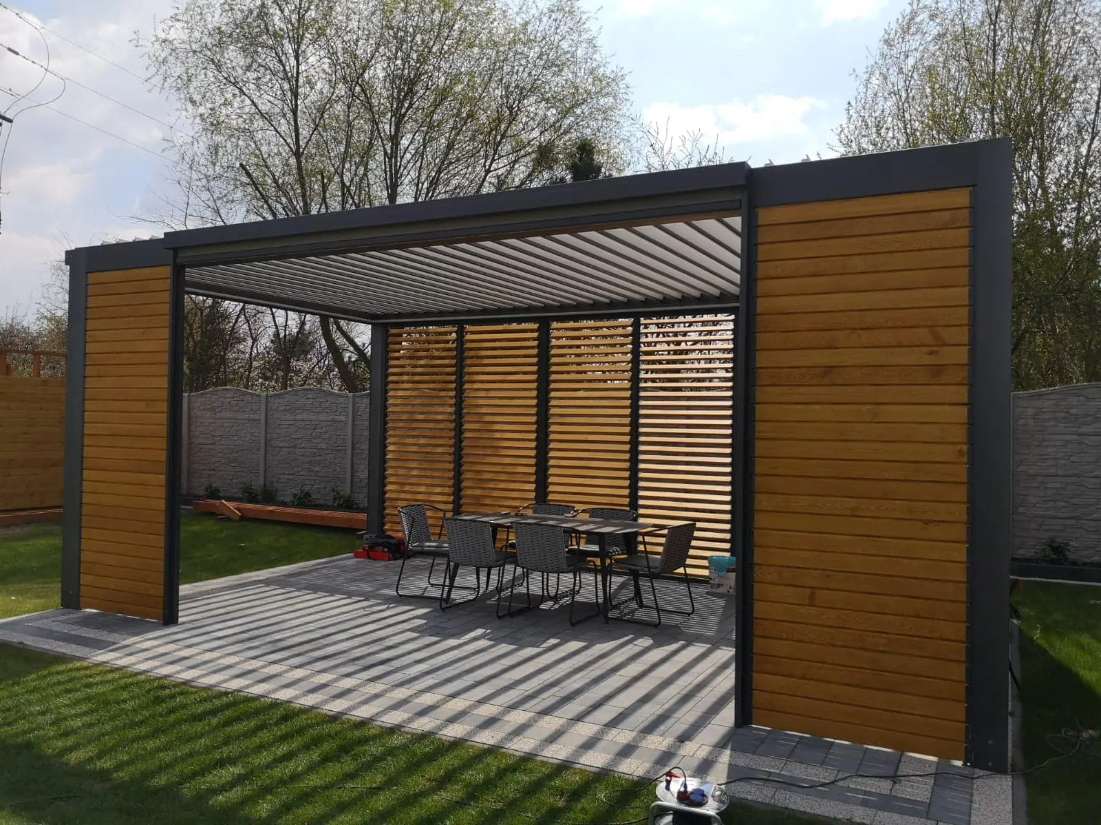 Hliníkový rám – dřevěné lamely – realizace Flowgarden, fotka 10 z 50