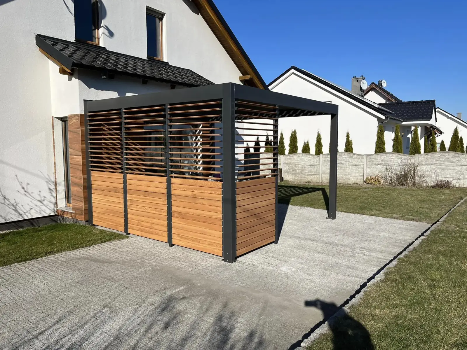 Hliníkový rám – dřevěné lamely – realizace Flowgarden, fotka 11 z 50