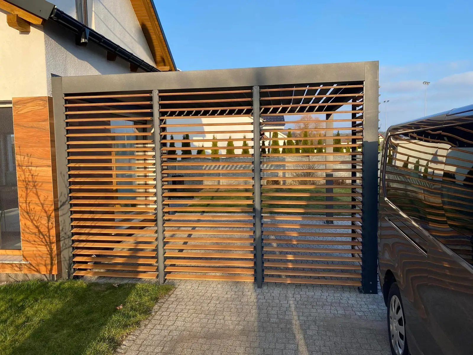 Hliníkový rám – dřevěné lamely – realizace Flowgarden, fotka 13 z 50