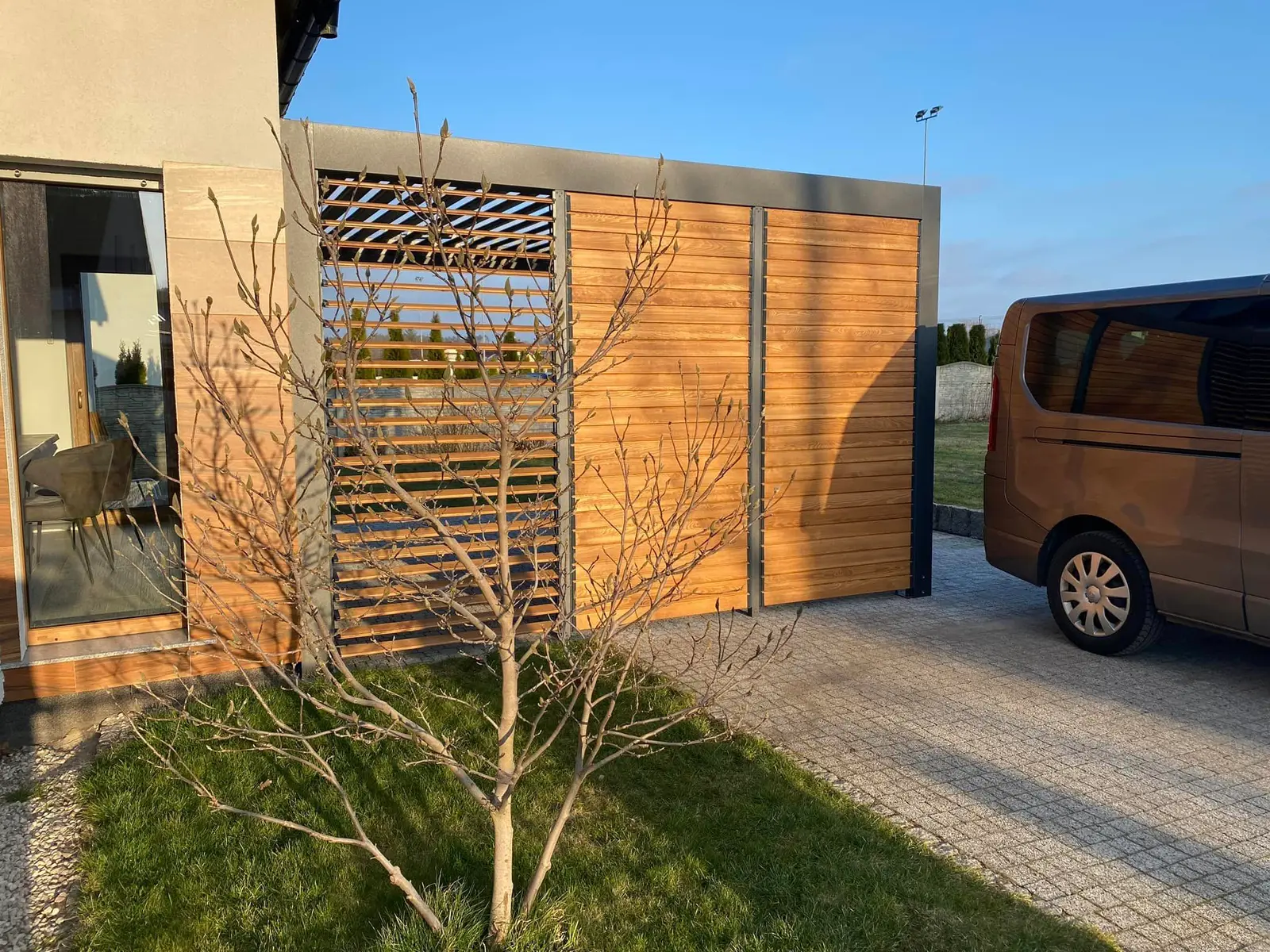 Hliníkový rám – dřevěné lamely – realizace Flowgarden, fotka 15 z 50