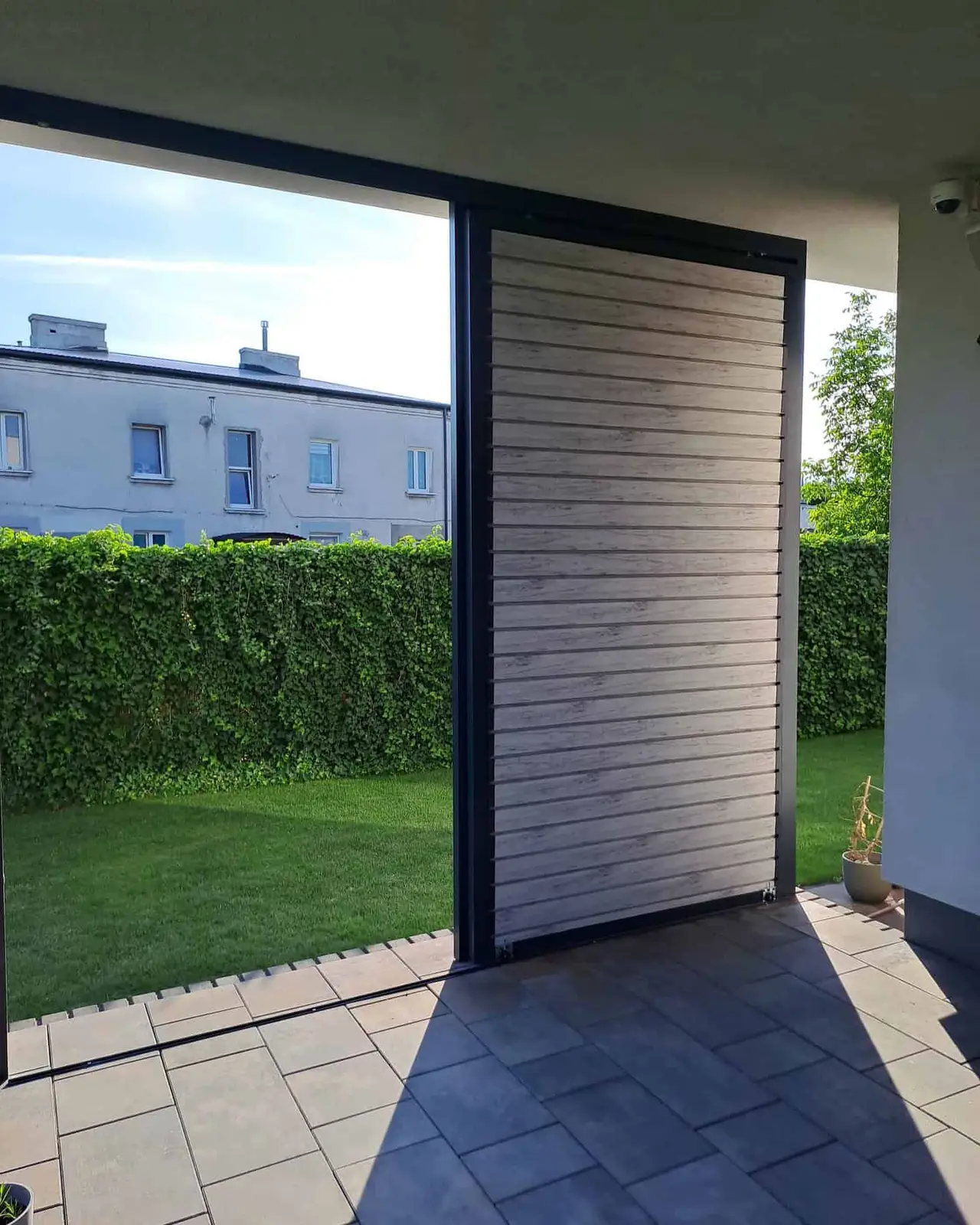 Hliníkový rám – dřevěné lamely – realizace Flowgarden, fotka 18 z 50