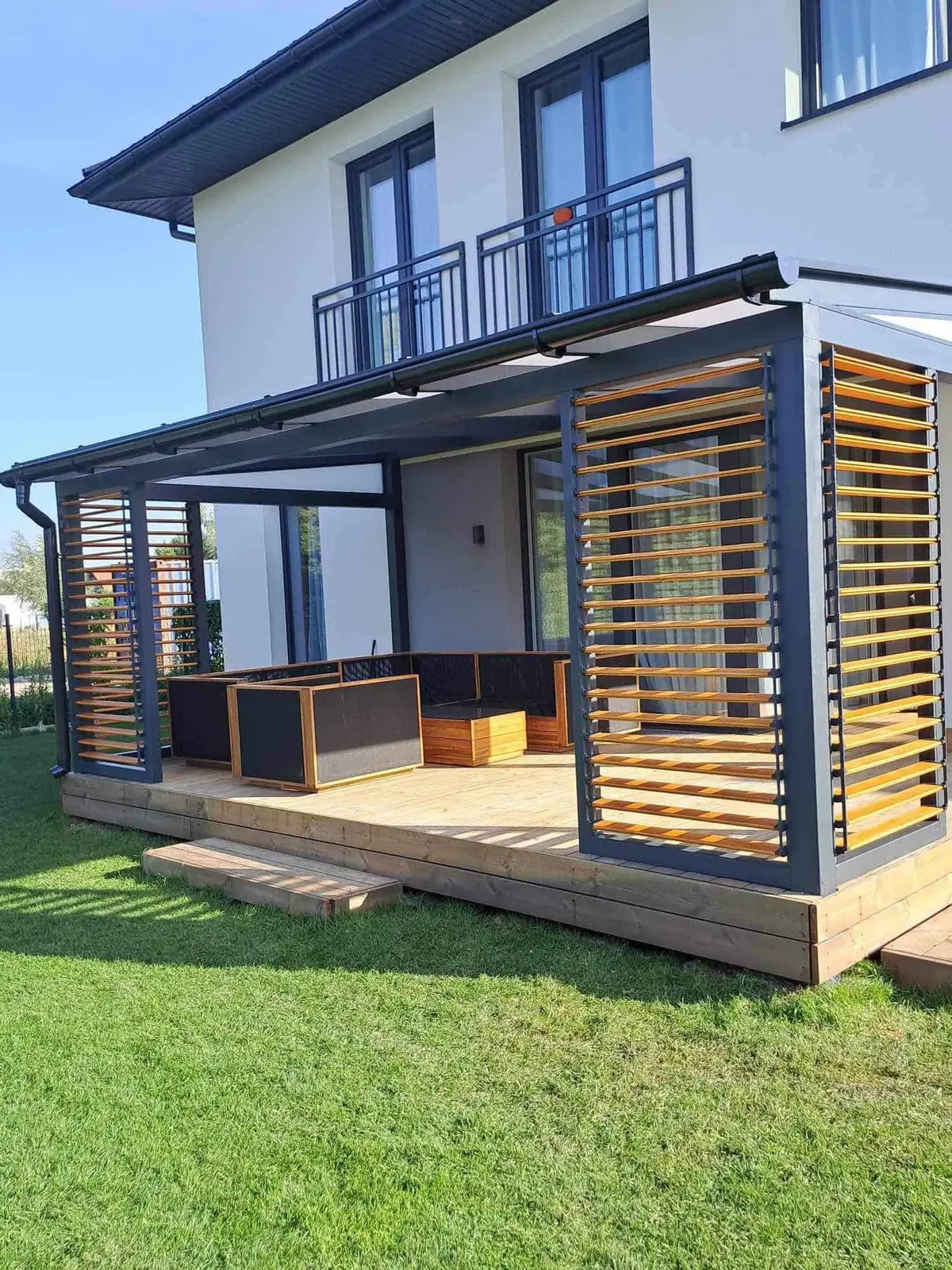 Hliníkový rám – dřevěné lamely – realizace Flowgarden, fotka 24 z 50