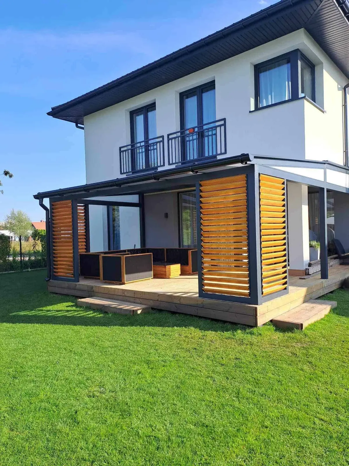 Hliníkový rám – dřevěné lamely – realizace Flowgarden, fotka 25 z 50