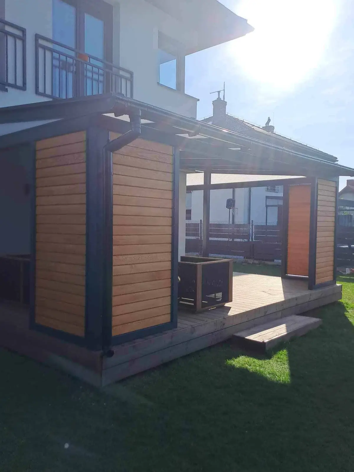 Hliníkový rám – dřevěné lamely – realizace Flowgarden, fotka 26 z 50
