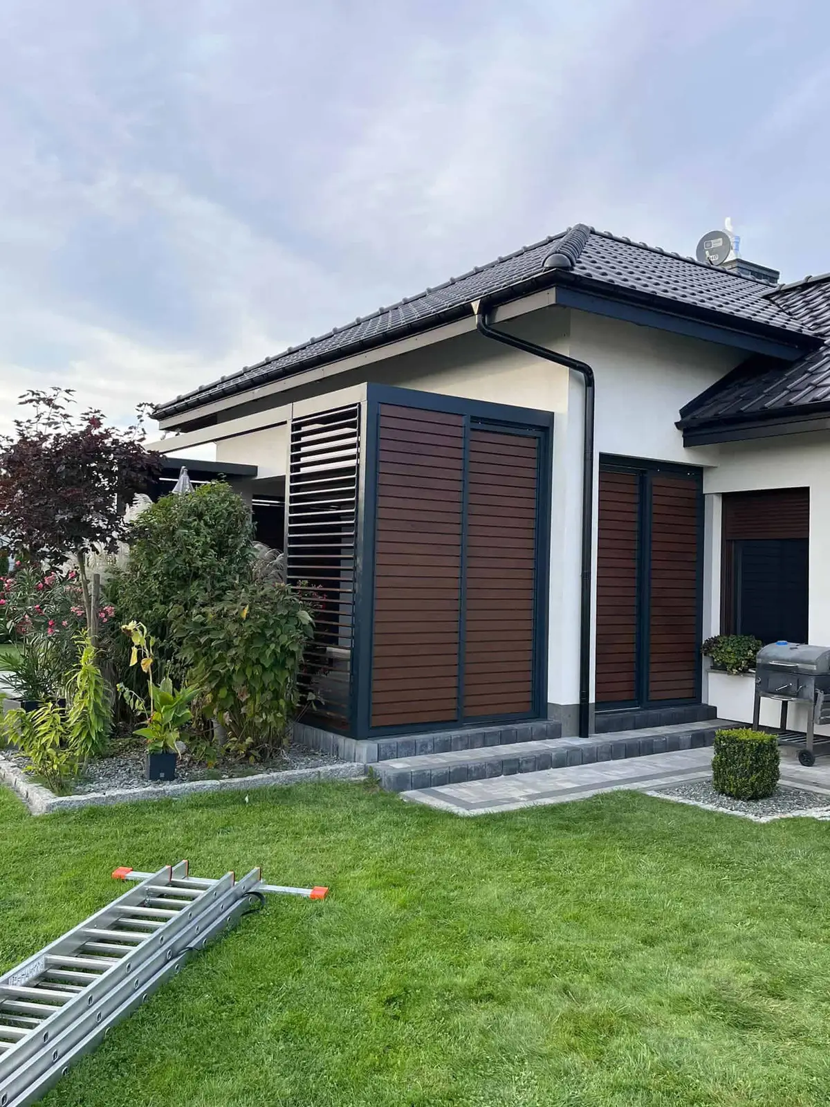 Hliníkový rám – dřevěné lamely – realizace Flowgarden, fotka 29 z 50