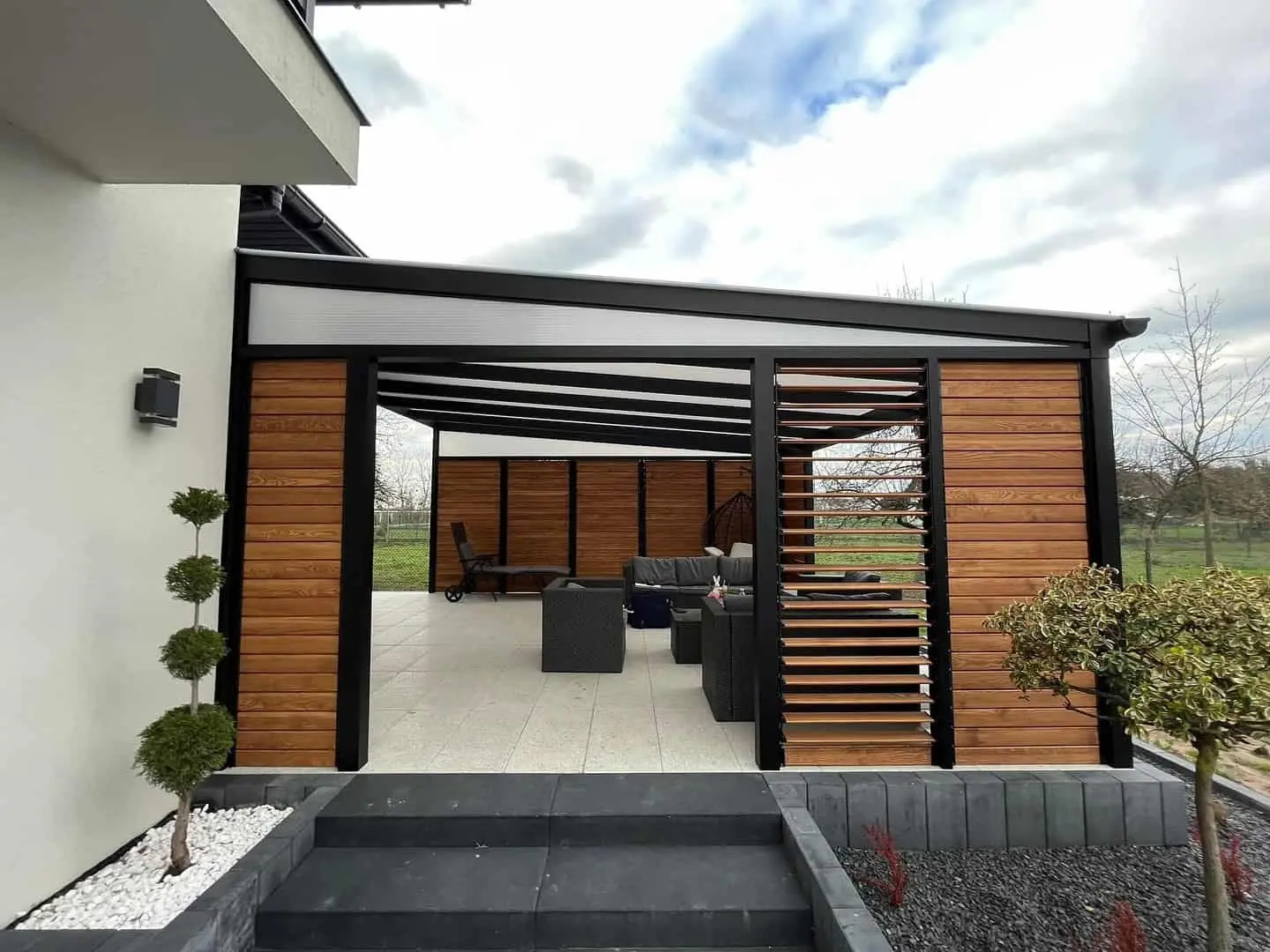 Hliníkový rám – dřevěné lamely – realizace Flowgarden, fotka 30 z 50