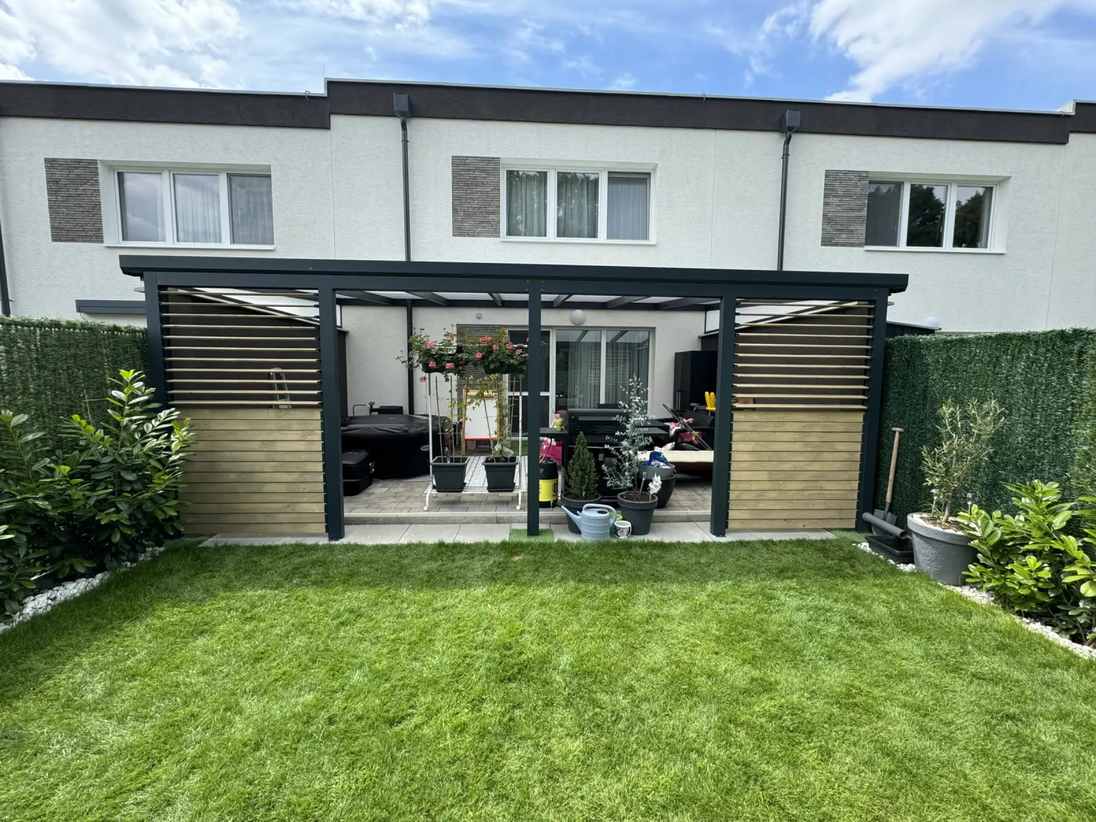 Hliníkový rám – dřevěné lamely – realizace Flowgarden, fotka 32 z 50