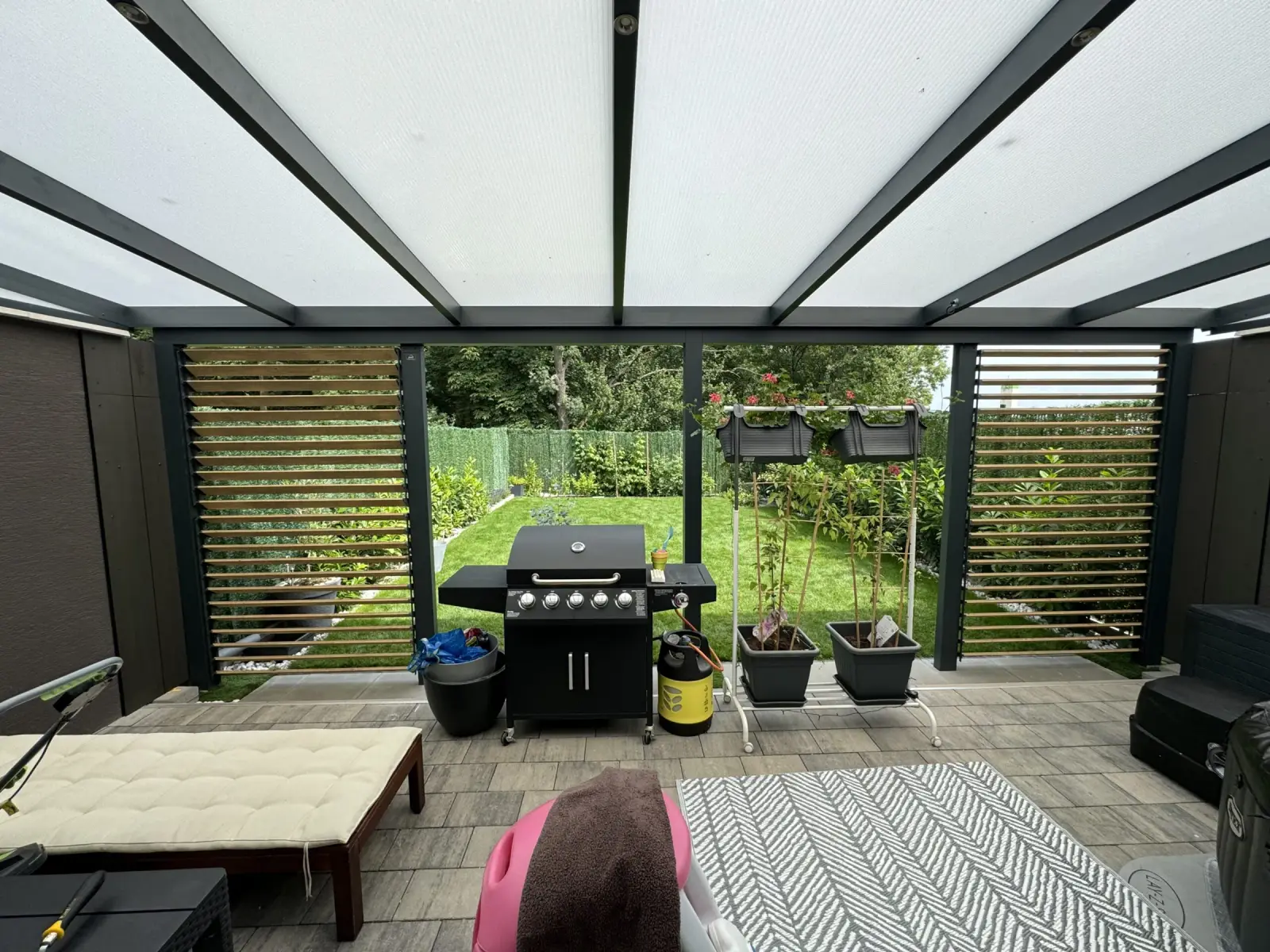 Hliníkový rám – dřevěné lamely – realizace Flowgarden, fotka 33 z 50
