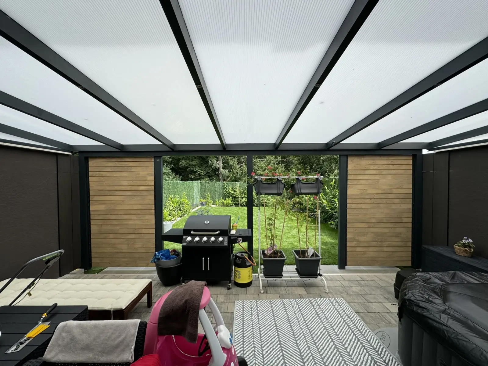 Hliníkový rám – dřevěné lamely – realizace Flowgarden, fotka 34 z 50