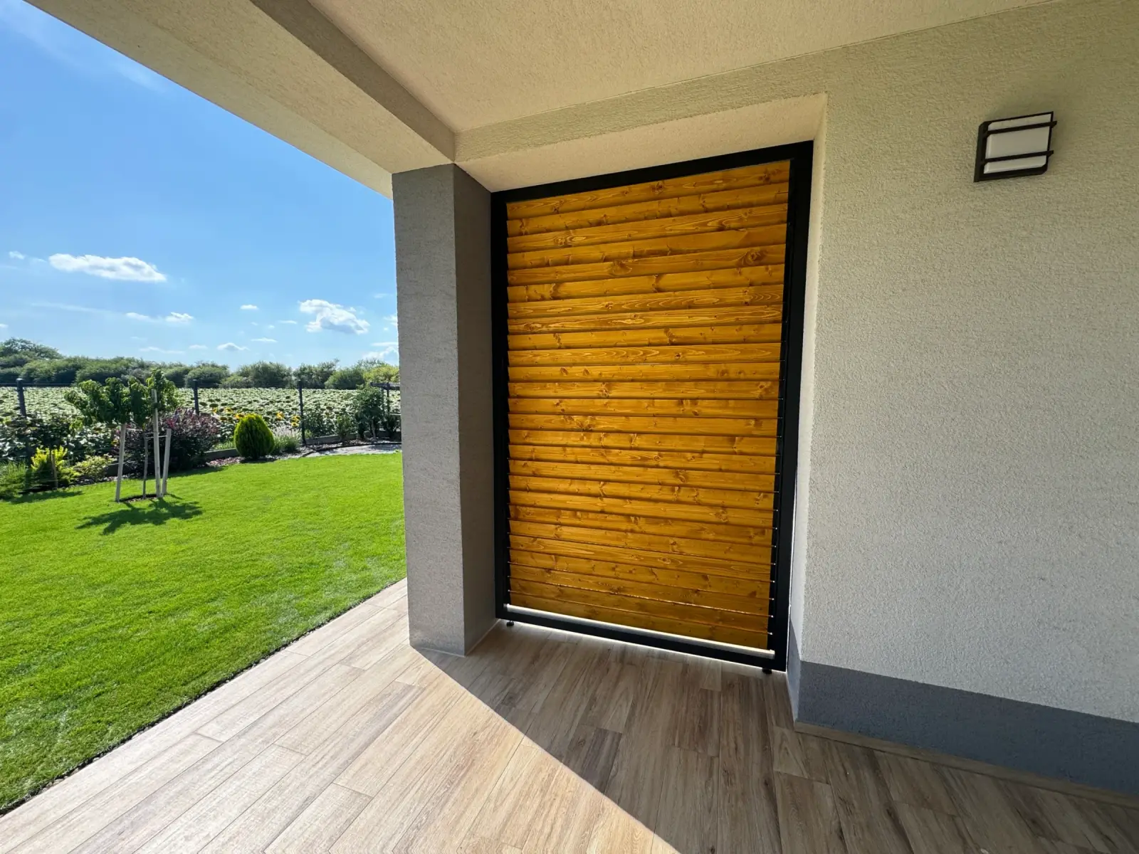 Hliníkový rám – dřevěné lamely – realizace Flowgarden, fotka 44 z 50