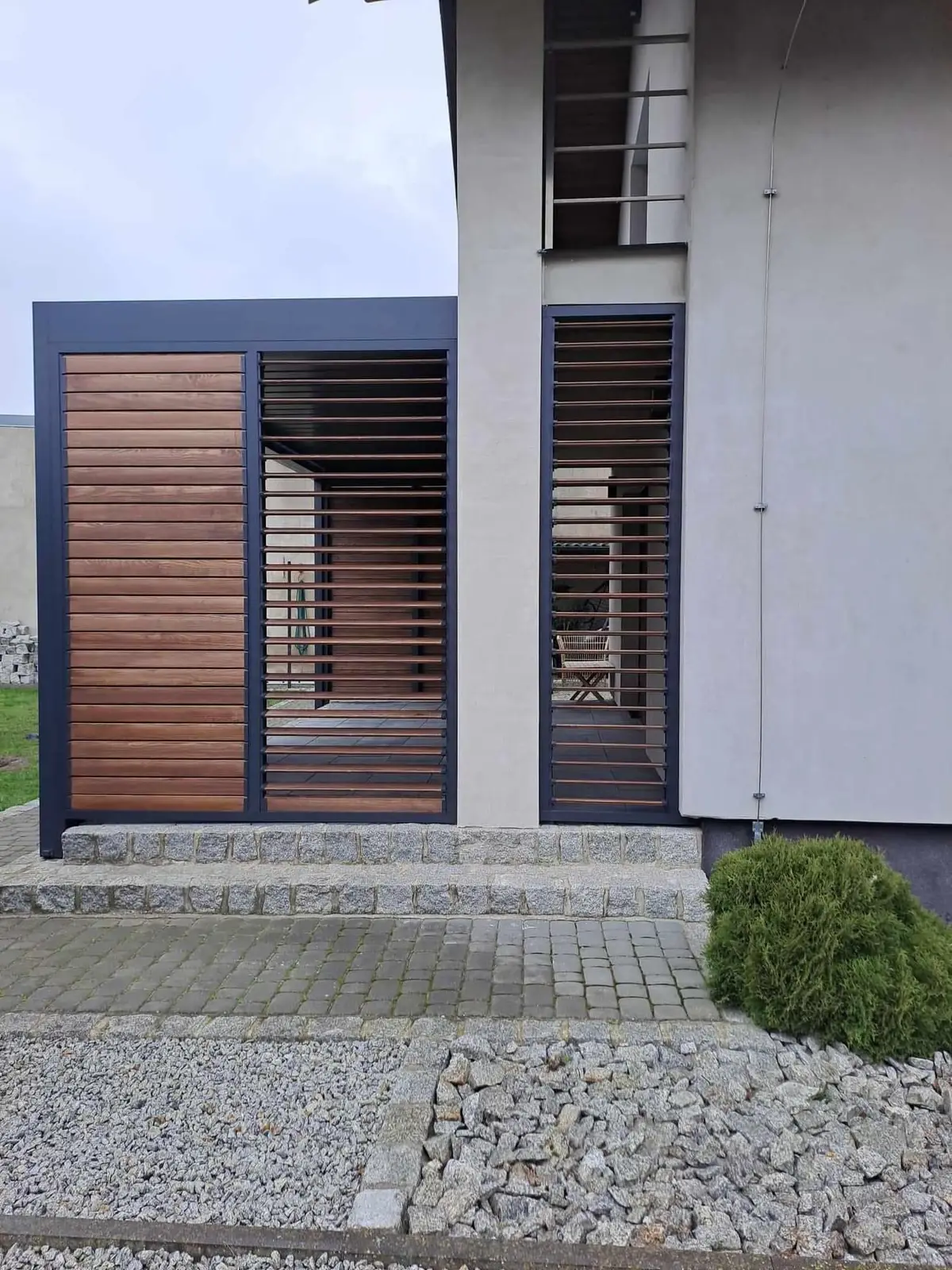 Hliníkový rám – dřevěné lamely – realizace Flowgarden, fotka 47 z 50