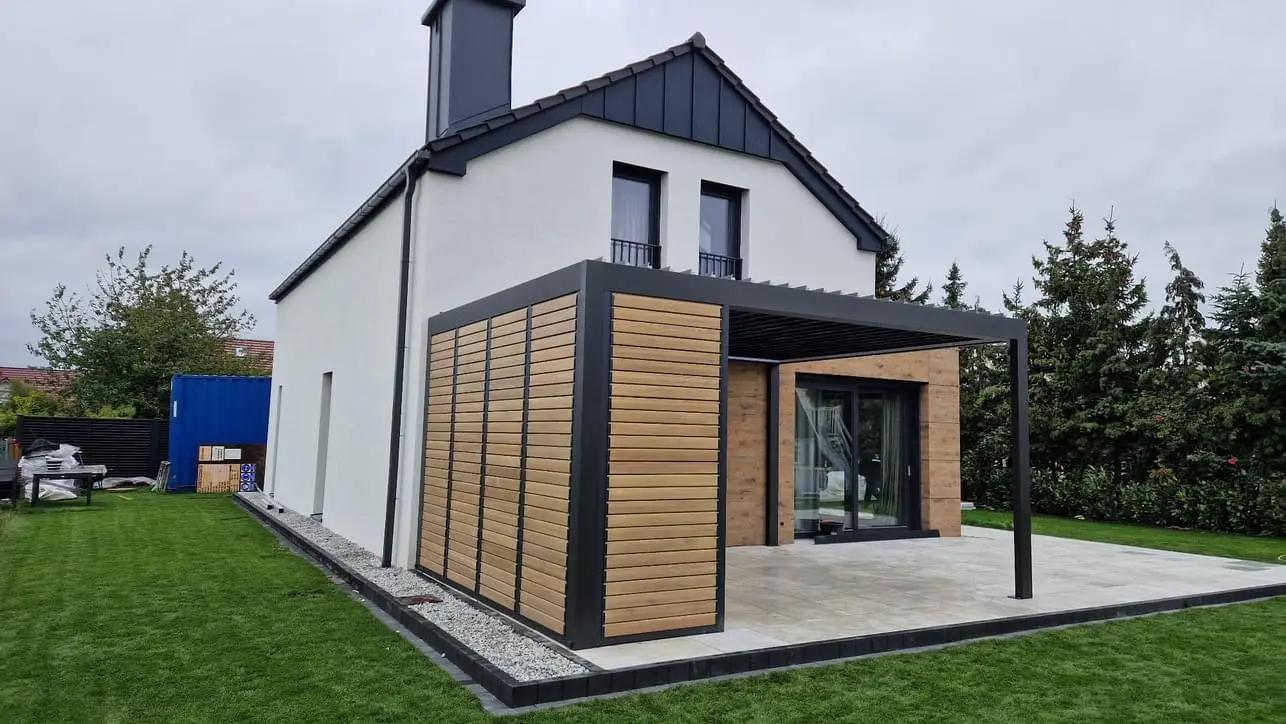 Hliníkový rám – dřevěné lamely – realizace Flowgarden, fotka 48 z 50