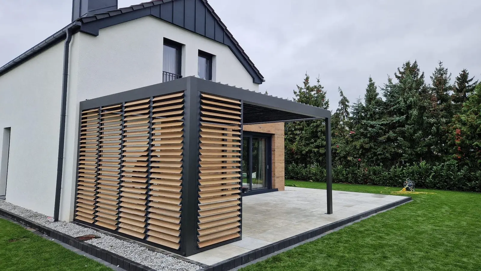 Hliníkový rám – dřevěné lamely – realizace Flowgarden, fotka 50 z 50