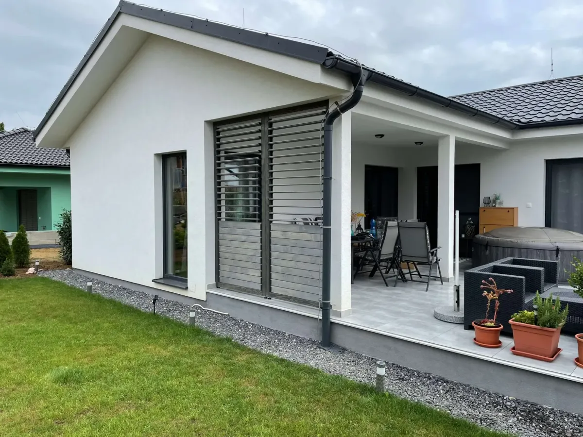 Dřevěné otočné žaluzie – realizace Flowgarden