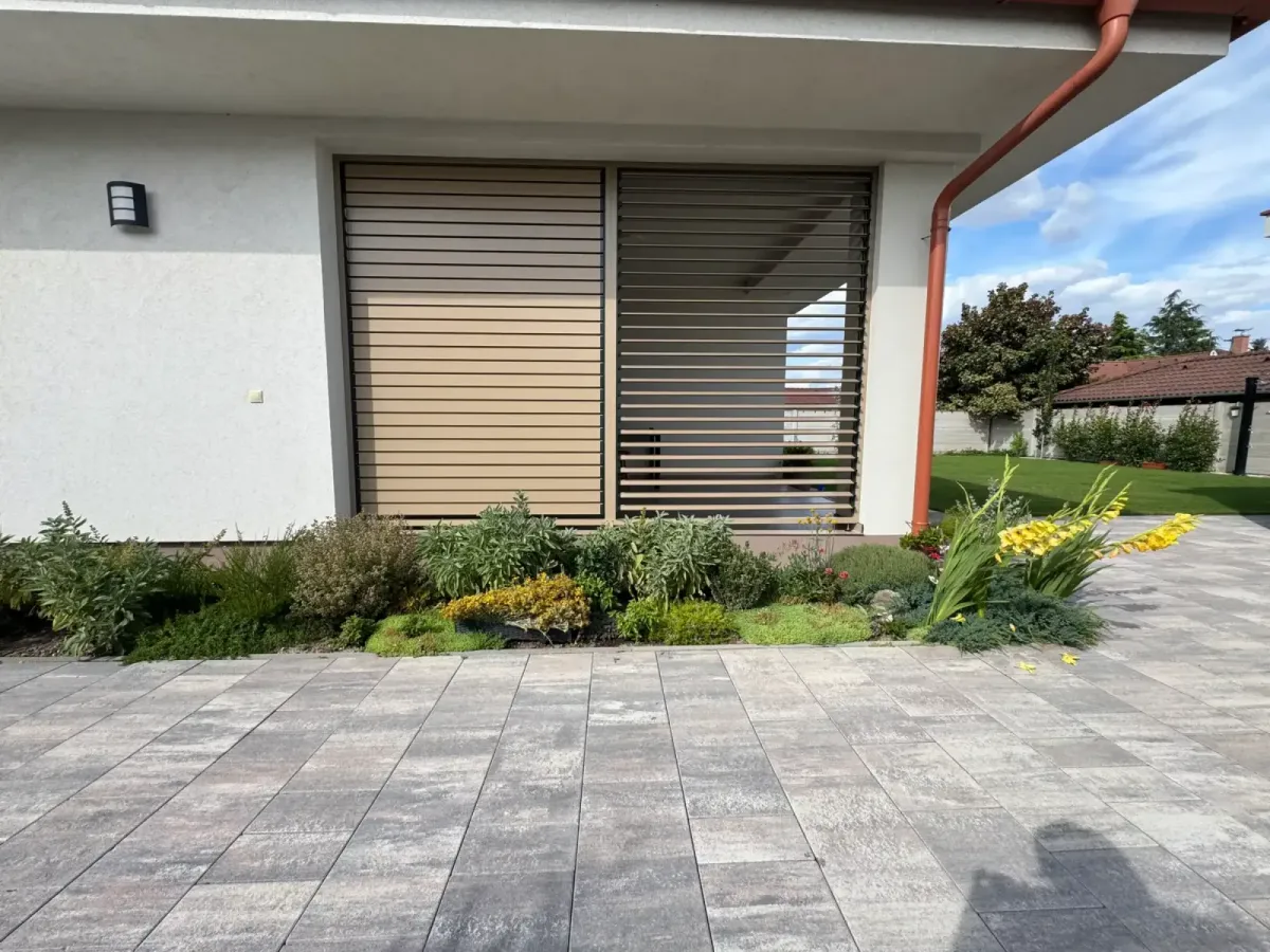 Hliníkové otočné žaluzie – realizace Flowgarden
