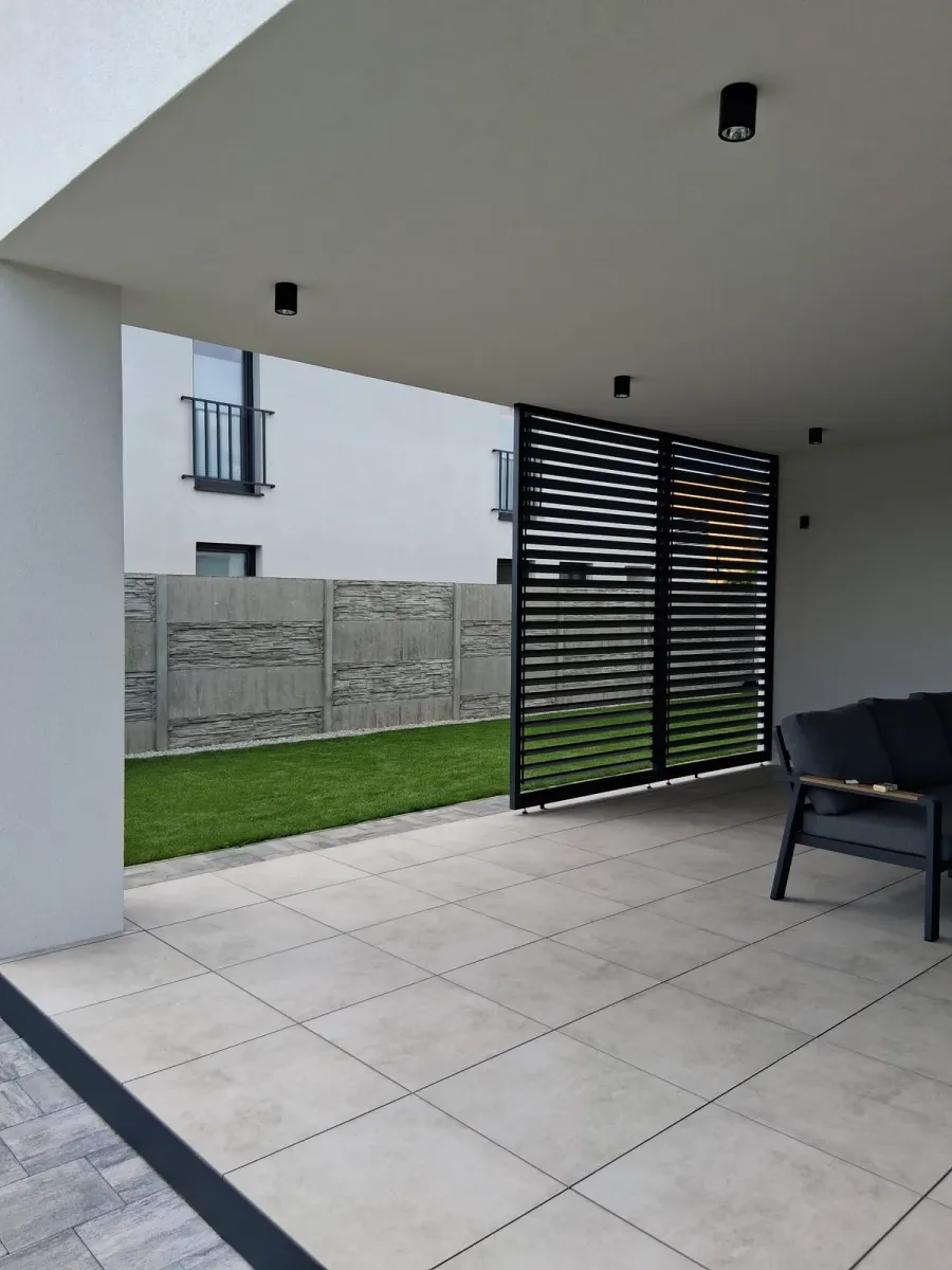 Hliníkové otočné žaluzie – realizace Flowgarden