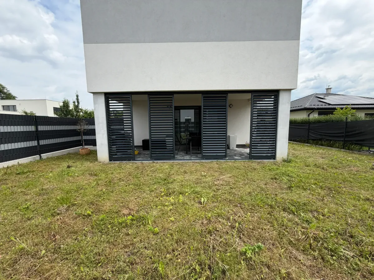 Hliníkové otočné žaluzie – realizace Flowgarden