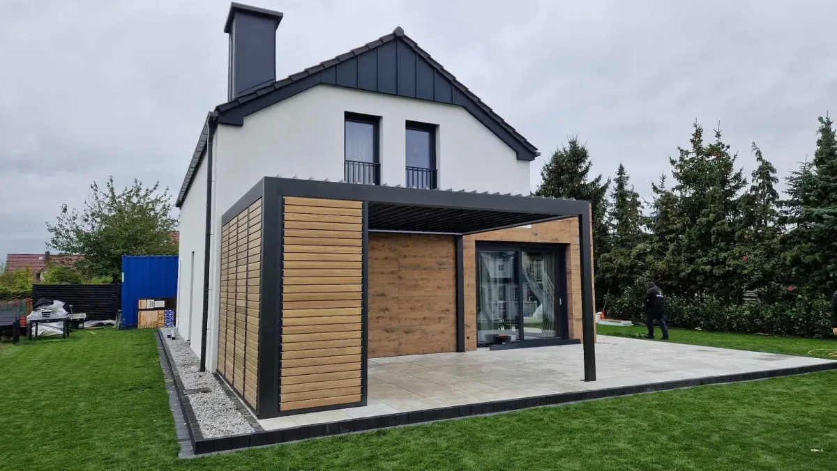 Hliníkový rám a dřevěné lamely – realizace Flowgarden