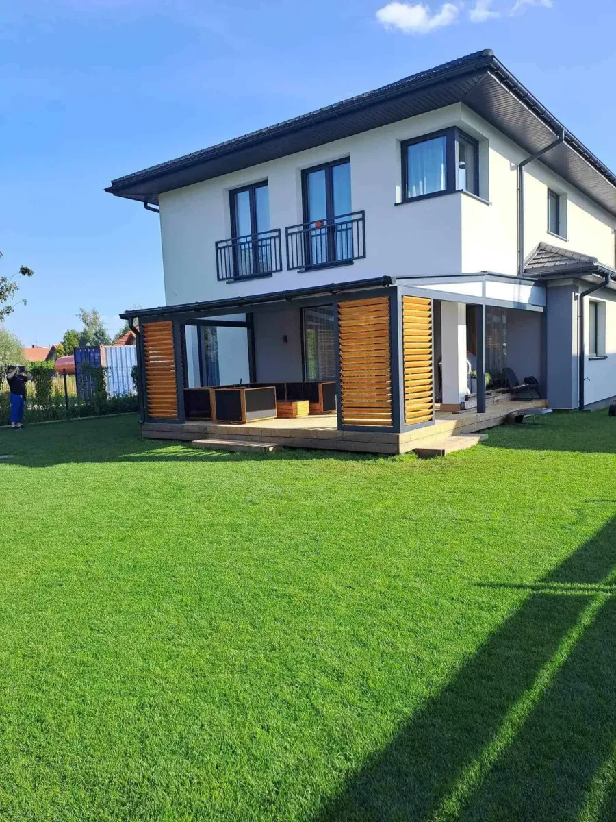 Pergoly se slunolamy: proč plánovat stínicí architekturu už při projektu? – realizace Flowgarden