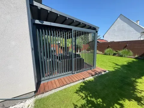 Vertikální slunolamy – realizace Flowgarden