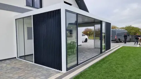 Vertikální slunolamy – realizace Flowgarden