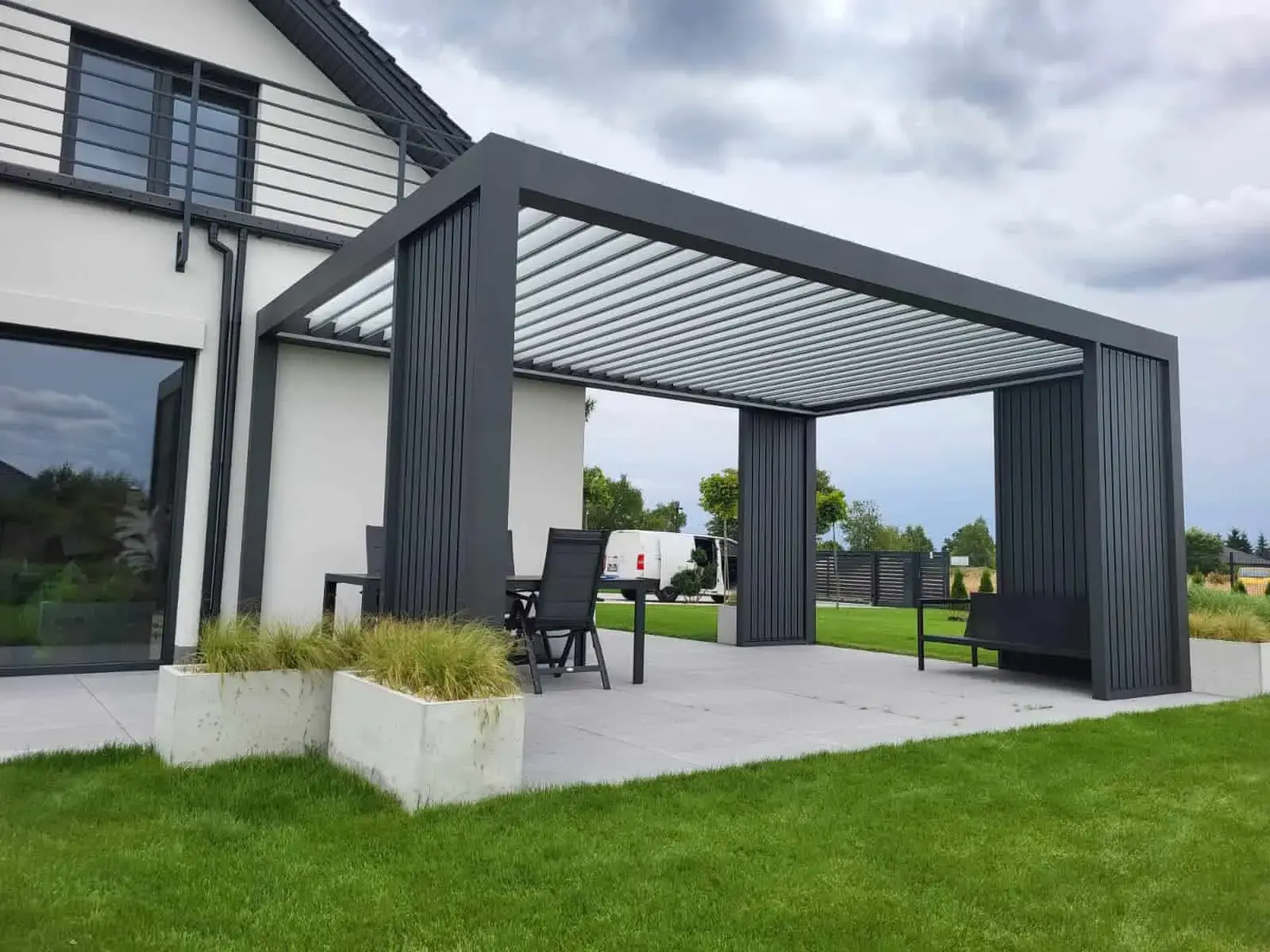 Dřevěná pergola z BSH hranolů u rodinného domu – realizace Flowgarden