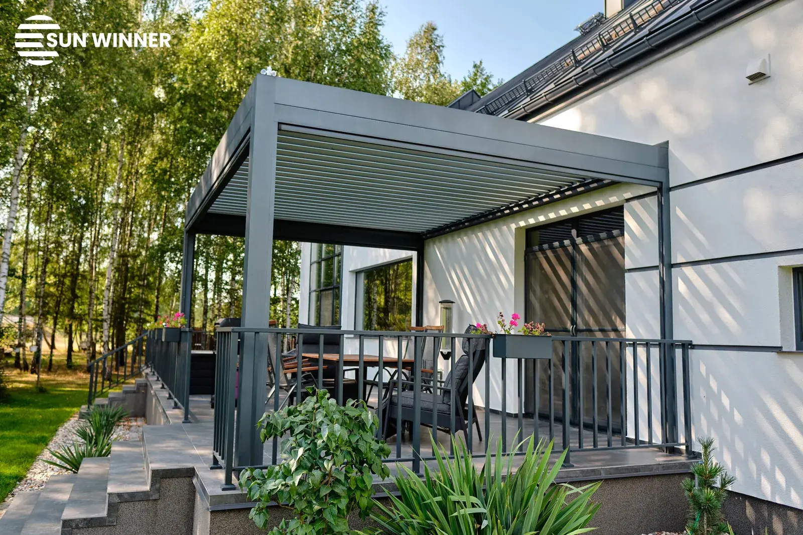 Hliníková pergola s bočním stíněním – realizace Flowgarden
