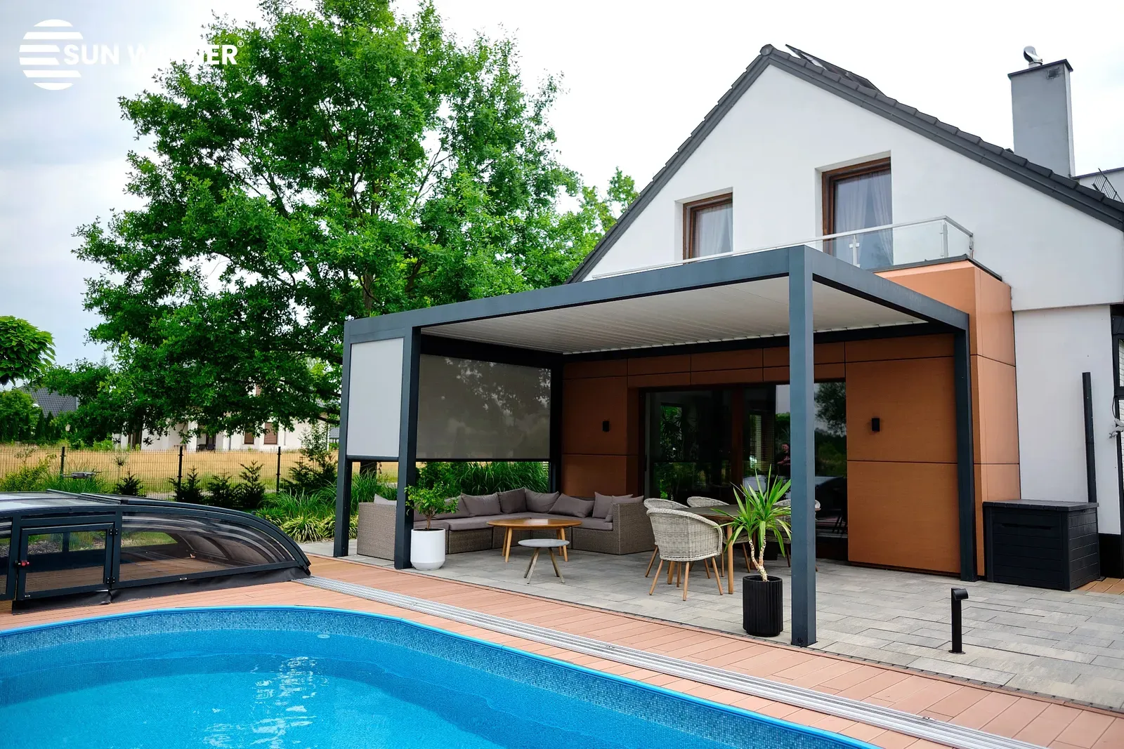 Bioklimatická pergola s otočnými hliníkovými lamelami