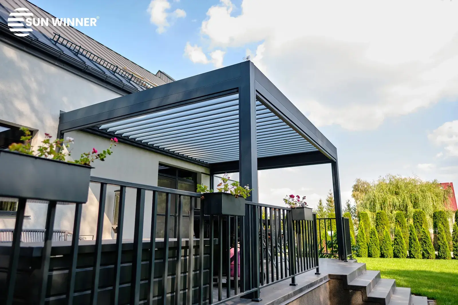 Pergola s otočnou lamelovou střechou v antracitovém odstínu – realizace Flowgarden